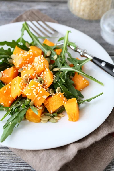 Ensalada con rúcula y calabaza en un plato — Foto de Stock