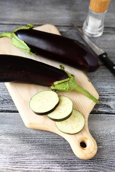 Aubergine em um conselho — Fotografia de Stock