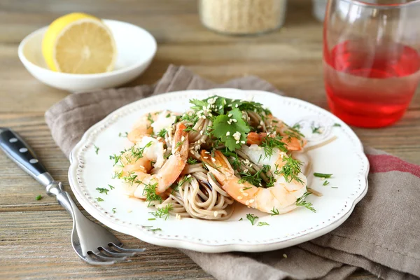 Buckwheat noodles with shrimp and cilantro on a plate — Stock Photo, Image