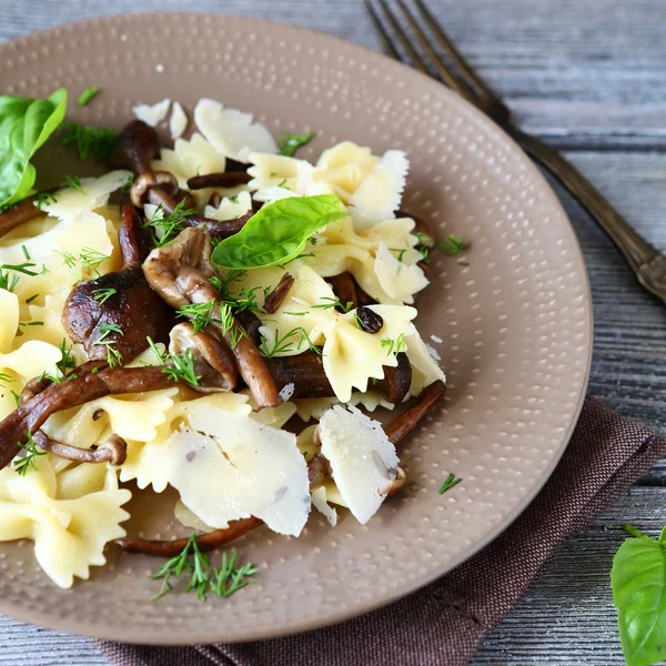 Freshly cooked pasta with mushrooms — Stock Photo, Image