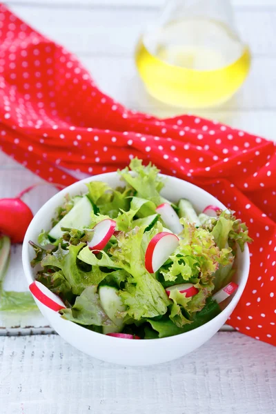 Retek saláta uborka egy tál — Stock Fotó