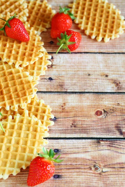 Waffles com morangos nas tábuas — Fotografia de Stock