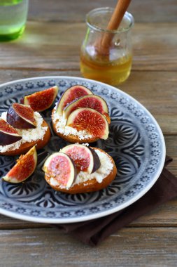 Bruschetta bir plaka üzerinde olgunlaşmış incir ile