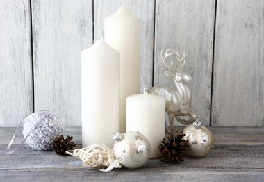 Beyaz mumlar ve Noel topları, dekor geyik