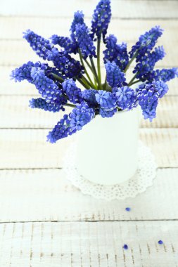 Sümbül ahşap kurullarında beyaz bir vazo içinde