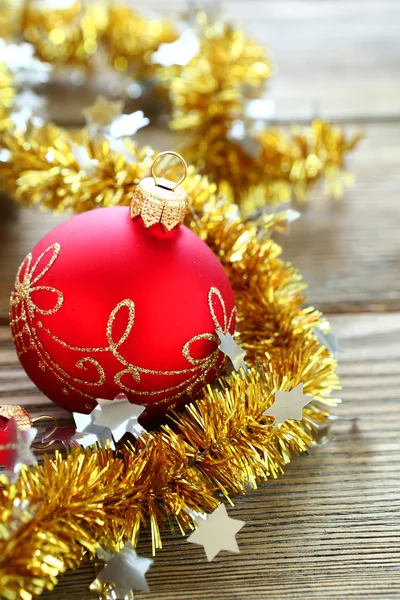 Bolas de Natal com ouropel em umas tábuas de madeira — Fotografia de Stock