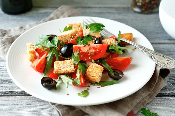 Fresh salad with tomatoes and croutons on a plate — Stock Photo, Image