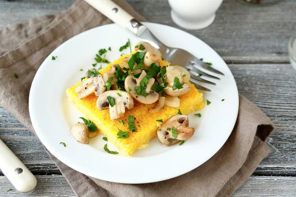 Polenta nutritionnelle dans une assiette sur les planches — Photo