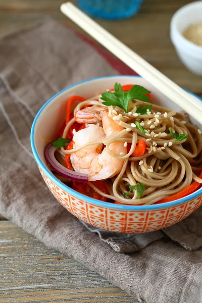 Noodles with shrimp and onions in a bowl — Stock Photo, Image