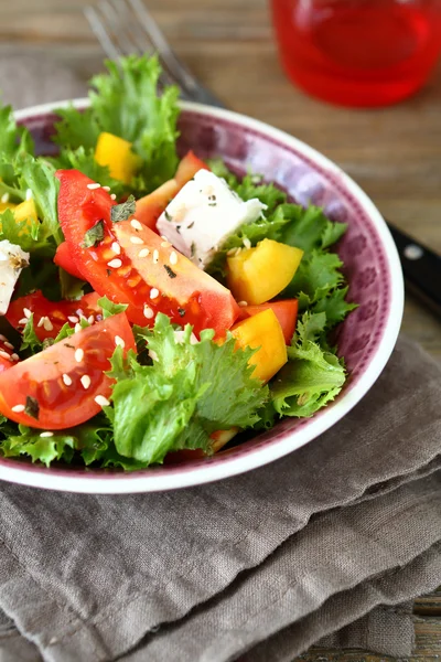 Ensalada fresca con verduras y queso feta — Foto de Stock