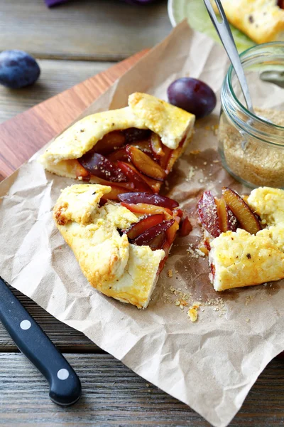 Leckere Torte mit Pflaumen auf dem Brett — Stockfoto