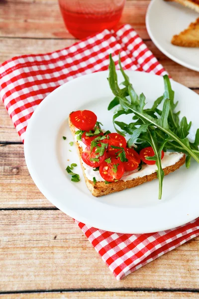 Chrupiące bruschetta na talerzu — Zdjęcie stockowe