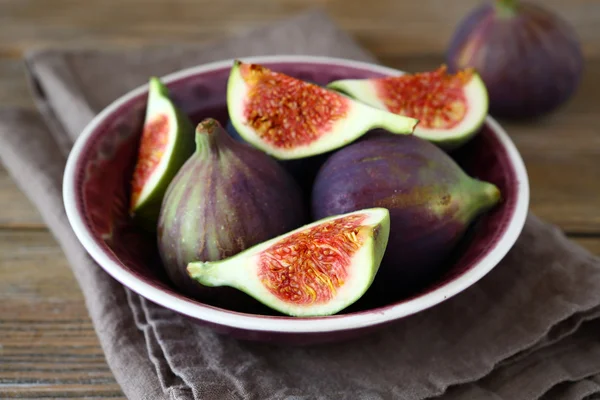Świeże figi w misce na serwetki — Zdjęcie stockowe