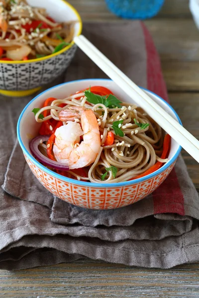 Tasty noodles with prawns — Stock Photo, Image