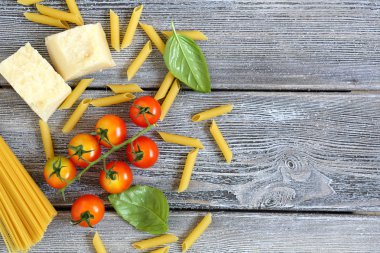 İtalyan makarna sebze, midye ve peynir kurulları ile