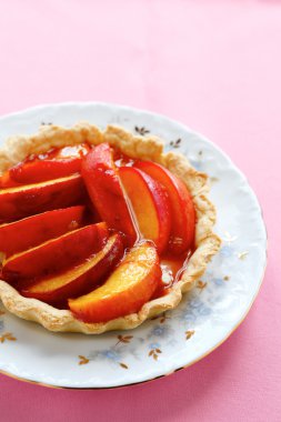 Tatlı şeftali bir plaka ile tart