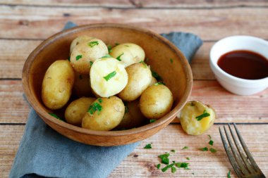 Bir kil kase haşlanmış patates