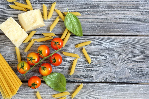 Итальянская паста с овощами, мидиями и сыром на досках — стоковое фото