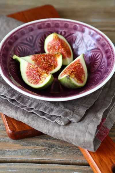Słodkie kawałki fig w misce — Zdjęcie stockowe