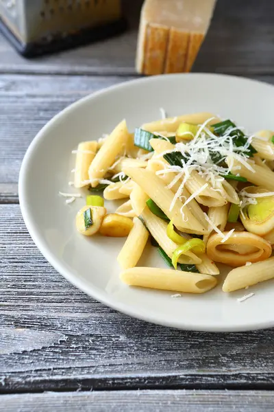 Pasta with cheese and onions — Stock Photo, Image