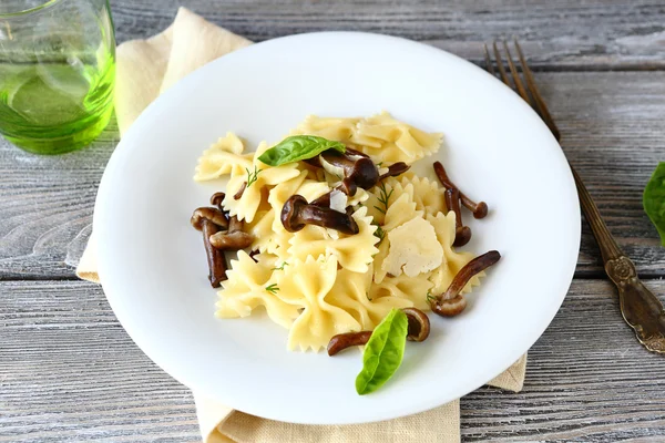 Pasta yang lezat farfalle dengan jamur di piring — Stok Foto