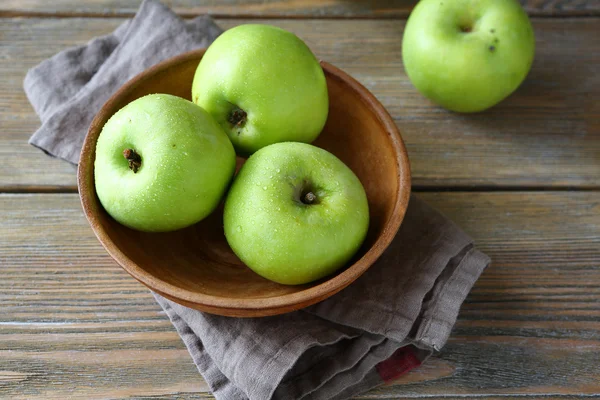 Reifer Apfel in einer Tonschale — Stockfoto