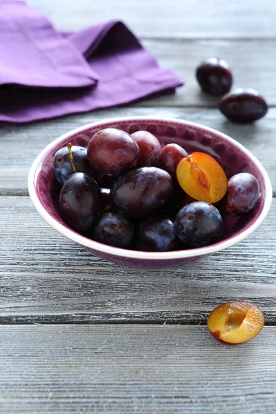 Sweet plums in a bowl — Stock Photo, Image