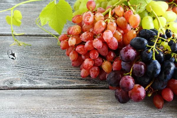 Bunches of fresh grapes on the boards — Stock Photo, Image