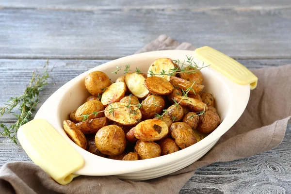 Bratkartoffeln in Schalen — Stockfoto