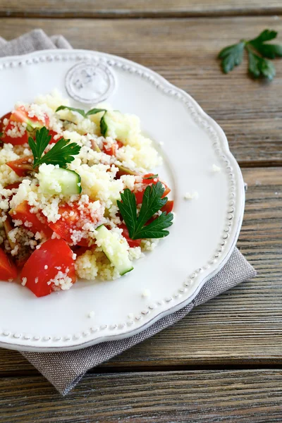 Ensalada con cuscús y verduras frescas en el plato blanco —  Fotos de Stock