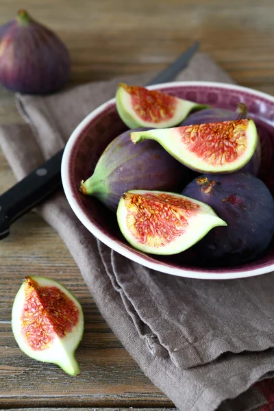 Juicy pieces figs in a bowl — Stock Photo, Image