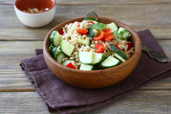 Alkmaarse gort salade met groenten in een houten kom — Stockfoto