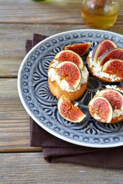 Bruschetta im Teller auf Holzbrettern — Stockfoto