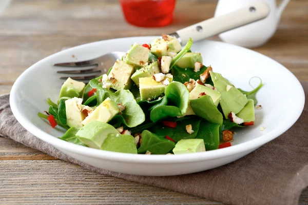 Salada com abacate e espinafre em uma tigela branca — Fotografia de Stock