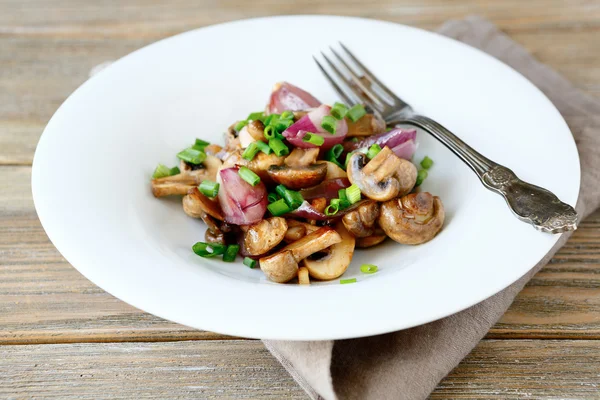 Champiñones fritos con cebolla en un plato blanco — Foto de Stock