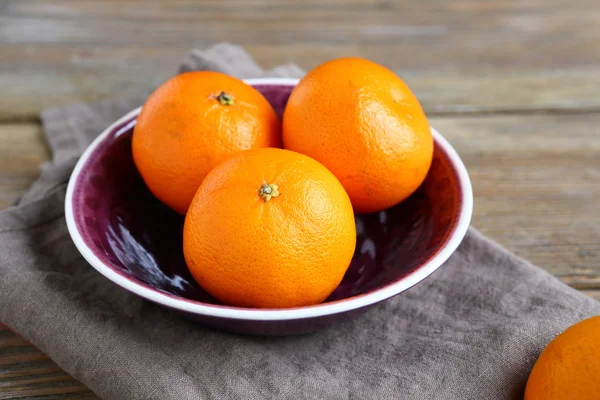 Sweet mandarijnen in een kom — Stockfoto