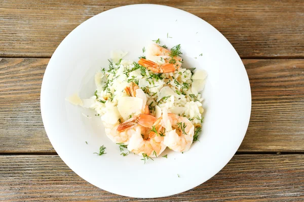 Smakrik risotto med räkor och dill — Stockfoto