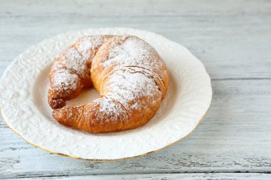 Bir plaka üzerinde lezzetli kruvasan