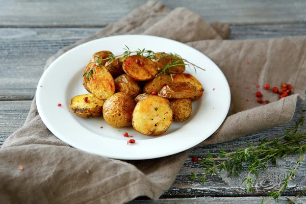 Bratkartoffeln mit Gemüse auf einem Teller — Stockfoto