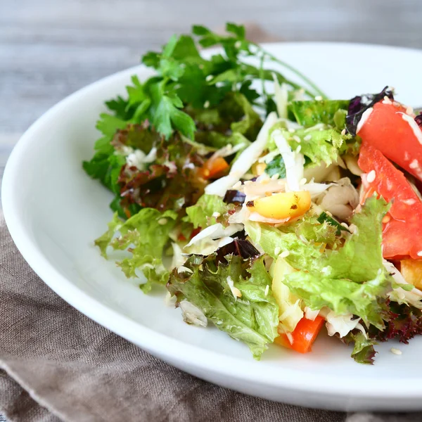 Enkel sallad med grönsaker och sallad — Stockfoto