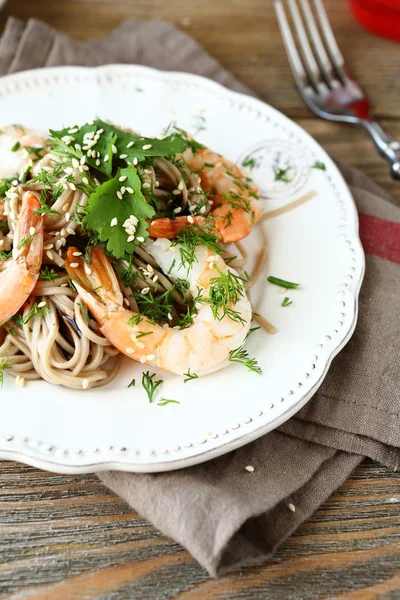 Soba with shrimp and greens on white plate — Stock Photo, Image