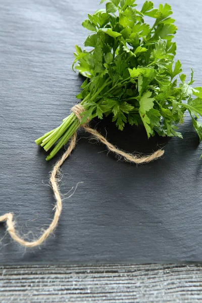 Fresh parsley on slate — Stock Photo, Image