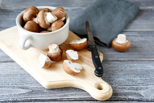 Pilze und Messer auf Schneidebrett — Stockfoto