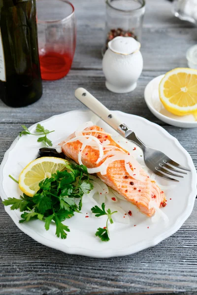 Smakelijke zalm met citroen op een plaat — Stockfoto