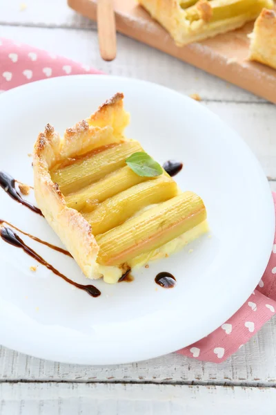 Pedazo de pastel dulce con ruibarbo en un plato —  Fotos de Stock