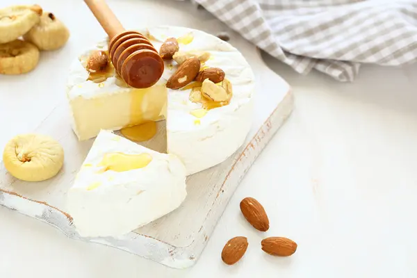 Camembert con miel, higos y almendras — Foto de Stock