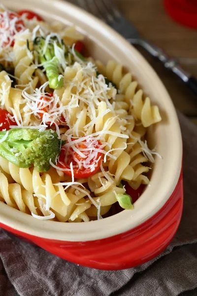 Pasta with roasted broccoli in a baking dish — Stock Photo, Image