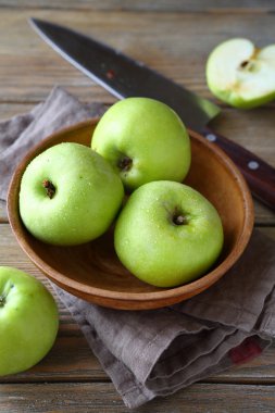 Bir kil kase besleyici yeşil elma