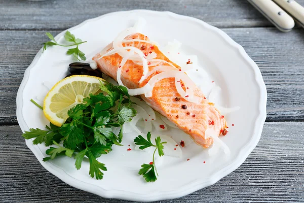 Salmón a la parrilla en un plato blanco — Foto de Stock