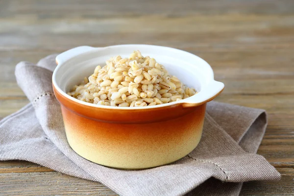 Cebada de perla de avena en la olla —  Fotos de Stock